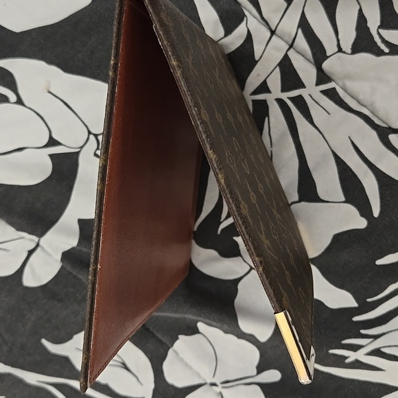 Louis Vuitton Monogram Desk Agenda 9”x6.5” - Picture 5 of 17